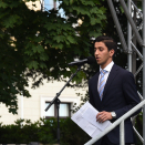17 år gamle Ali Al-Jabri fra Stovner i Oslo talte for Kongeparet. Foto: Sven Gj. Gjeruldsen, Det kongelige hoff